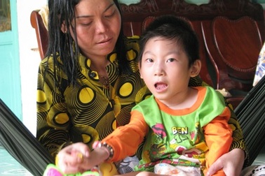 Nhiều phụ nữ lấy chồng "ngoại" 2 - 3 lần vẫn... nghèo khổ 