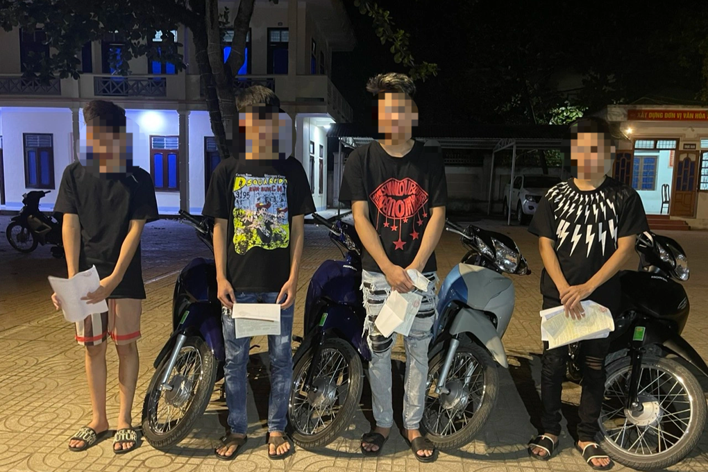 Nhóm thanh niên làm xiếc khi điều khiển mô tô trên quốc lộ - 1 Nhóm thanh niên làm xiếc khi điều khiển mô tô trên quốc lộ - 1