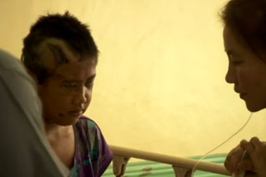 Bé gái mắc kẹt 6 ngày cùng thi thể những người thân sau bão Haiyan