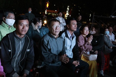 Không bắn pháo hoa, người dân phố núi xem văn nghệ đêm cuối năm