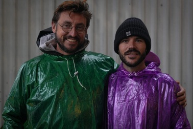 Thầy giáo "Tây" đi bộ từ Hà Nội vào TPHCM gây quỹ 1 tỷ đồng cho trẻ nghèo