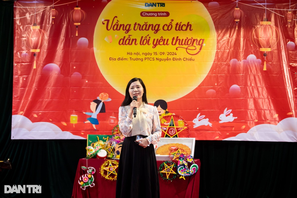 Trao 10 suất học bổng tới học sinh khiếm thị Trường PTCS Nguyễn Đình Chiểu - 6 Trao 10 suất học bổng tới học sinh khiếm thị Trường PTCS Nguyễn Đình Chiểu - 6