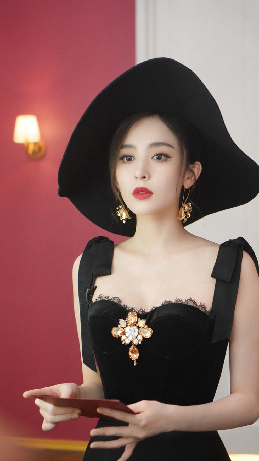 Mê mẩn vẻ ngoài tuyệt thế giai nhân của Điêu Thuyền Cổ Lực Na Trát - 9 Mê mẩn vẻ ngoài tuyệt thế giai nhân của Điêu Thuyền Cổ Lực Na Trát - 9