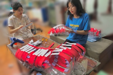 Sinh viên vừa học online vừa làm tấm chắn giọt bắn gửi tuyến đầu chống dịch