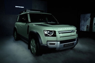 Land Rover Defender bản kỷ niệm có giá 6,9 tỷ đồng, chỉ 5 xe tại Việt Nam