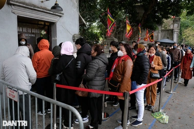 Khách thăm Tứ Trấn Thăng Long quá đông, xếp hàng nửa giờ mới mua được vé