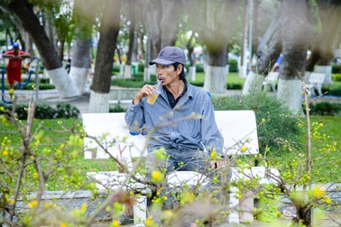 Chợ hoa toàn khách đến check-in, tiểu thương méo mặt lo đổ nợ