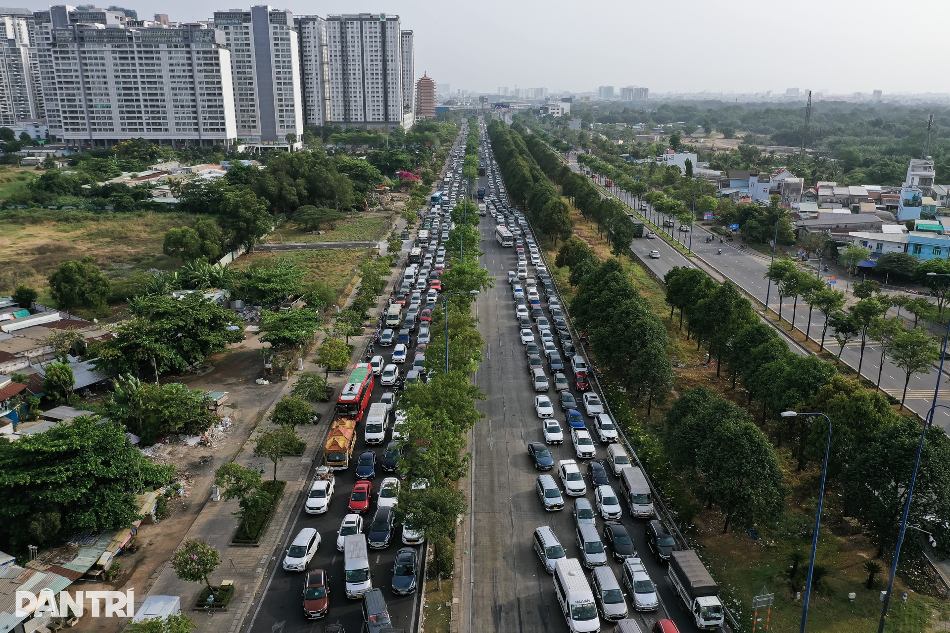 Cửa ngõ phía Đông TPHCM kẹt cứng ngày đầu nghỉ lễ - 1 Cửa ngõ phía Đông TPHCM kẹt cứng ngày đầu nghỉ lễ - 1