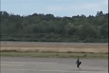 Bị trễ chuyến, khách chặn đầu máy bay xin lên như bắt xe khách dọc đường