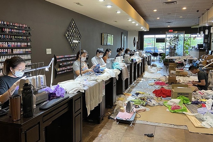 Đài truyền hình Mỹ ca ngợi loạt tiệm nail Việt Nam ủng hộ găng tay, khẩu trang cho các bệnh viện và mở xưởng may đồ bảo hộ cho nhân viên y tế - Ảnh 2. Đài truyền hình Mỹ ca ngợi loạt tiệm nail Việt Nam ủng hộ găng tay, khẩu trang cho các bệnh viện và mở xưởng may đồ bảo hộ cho nhân viên y tế - Ảnh 2.