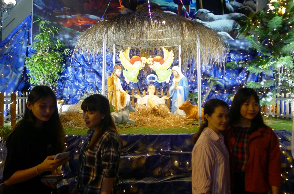 Các nhà thờ trang trí bắt mắt, đường phố đông nghịt người vui chơi đêm Noel - 9 Các nhà thờ trang trí bắt mắt, đường phố đông nghịt người vui chơi đêm Noel - 9