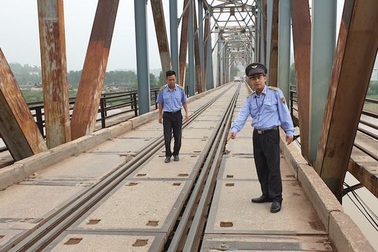 Cây cầu "độc nhất vô nhị" tại Bắc Giang: Đừng để thảm hoạ đến mới rút kinh nghiệm!