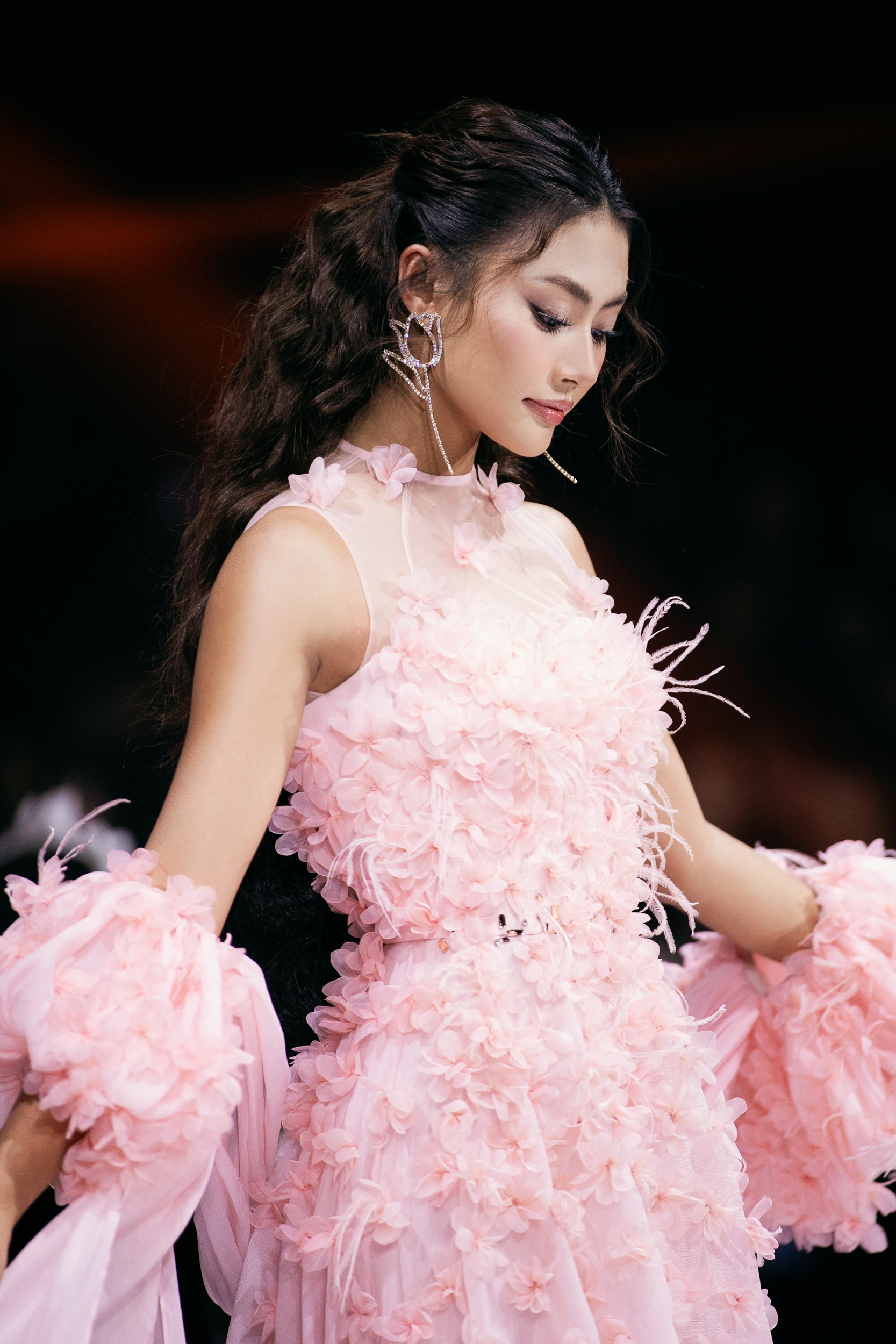 View - H'Hen Niê, Quỳnh Châu catwalk trong trang phục cảm hứng mây trời | Báo Dân trí