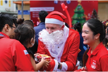 Prudential Việt Nam lan tỏa yêu thương mùa Giáng sinh đến bệnh nhi qua hoạt động cộng đồng