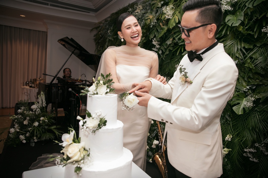 Đám cưới Hoa hậu Dương Mỹ Linh: Chỉ 60 khách, cô dâu đeo kim cương đắt tiền - 3 Đám cưới Hoa hậu Dương Mỹ Linh: Chỉ 60 khách, cô dâu đeo kim cương đắt tiền - 3