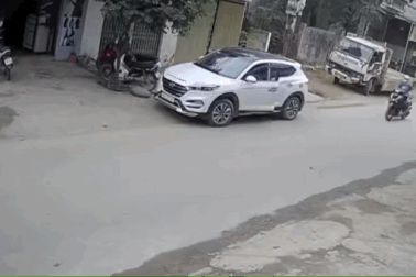 Tài xế mở cửa ô tô bất cẩn, hất người phụ nữ đi xe máy ngã văng xa cả mét