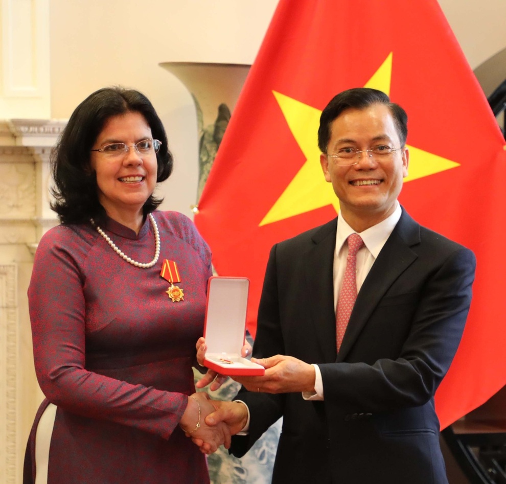 Nguyên Đại sứ Cuba tại Việt Nam được trao tặng Huân chương hữu nghị - 2 Nguyên Đại sứ Cuba tại Việt Nam được trao tặng Huân chương hữu nghị - 2