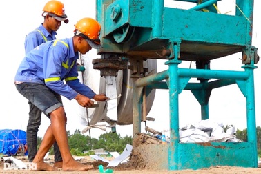 Cao tốc trục dọc - ngang miền Tây tăng tốc tiến độ khi cát dần được gỡ khó