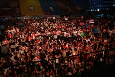 Hàng ngàn fan Việt đứng dưới trời mưa to xem JYJ biểu diễn