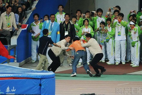 VĐV điền kinh nước chủ nhà bị "tấn công" khi đi diễu hành