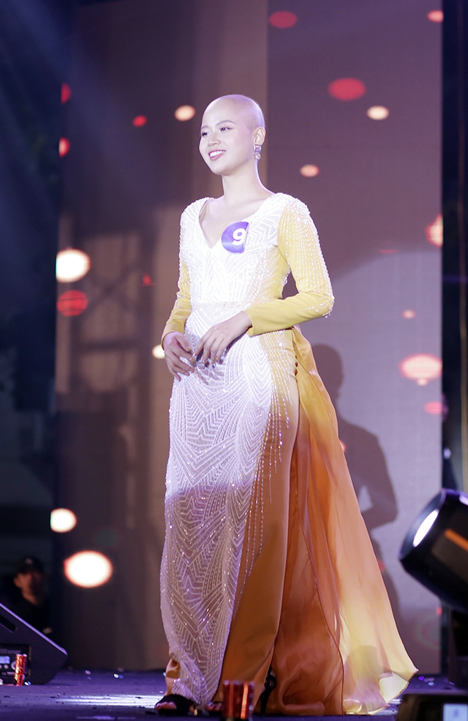 Nữ sinh bị ung thư tự tin khoe sắc trong Duyên dáng Ngoại thương - 8 Nữ sinh bị ung thư tự tin khoe sắc trong Duyên dáng Ngoại thương - 8
