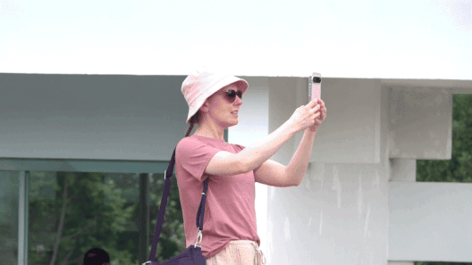 Người dân phấn khích khi nhìn tiêm kích bay tập luyện ở trung tâm TPHCM