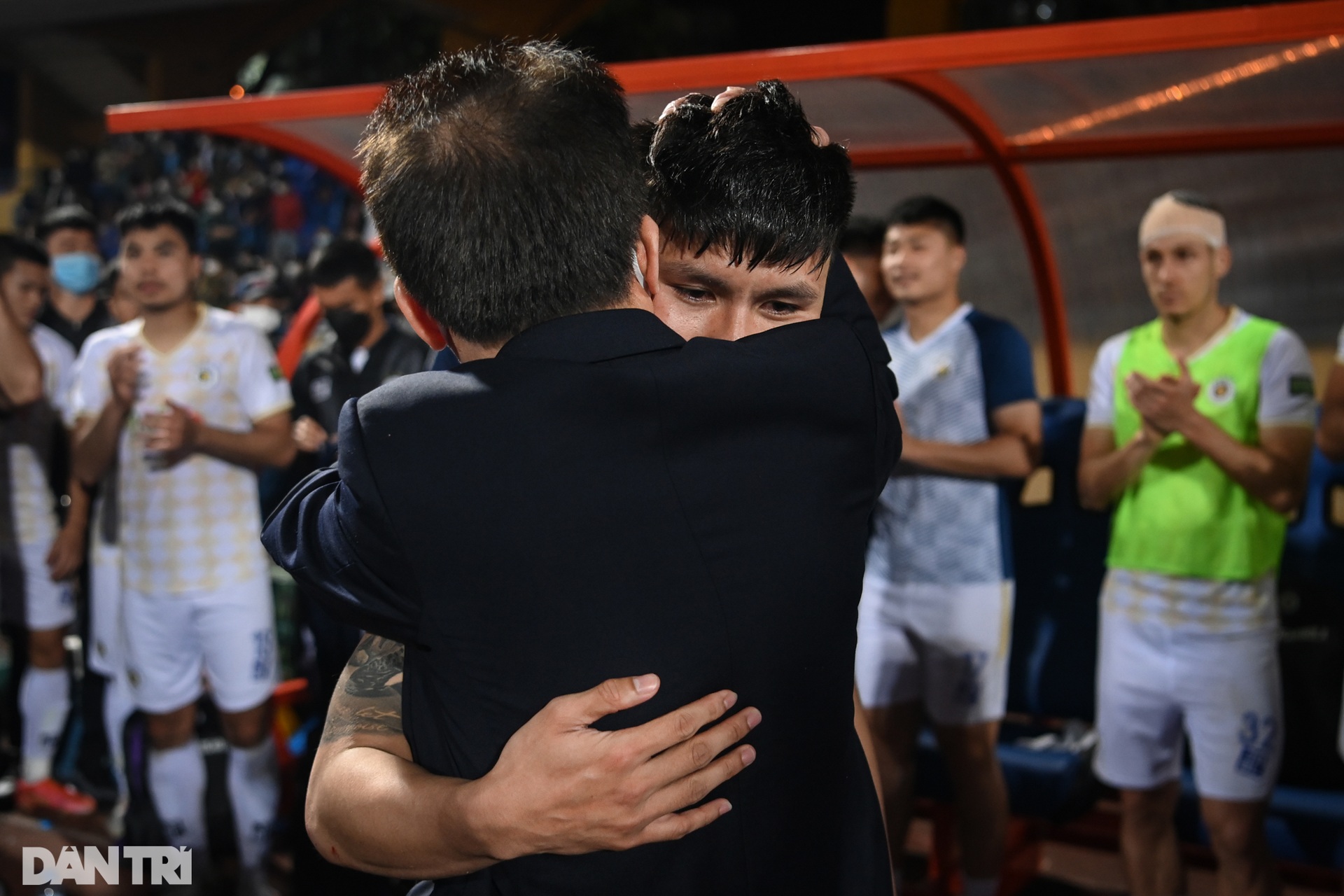 Quang Hải mắt đỏ hoe, ngậm ngùi nhìn khán giả trong ngày chia tay V-League - 14 Quang Hải mắt đỏ hoe, ngậm ngùi nhìn khán giả trong ngày chia tay V-League - 14