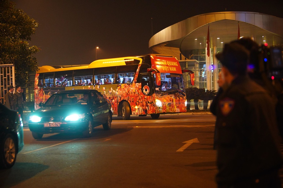 Khoảnh khắc đoàn xe đón các cầu thủ U22 Việt Nam tiến ra từ trong sân bay Nội Bài - 4