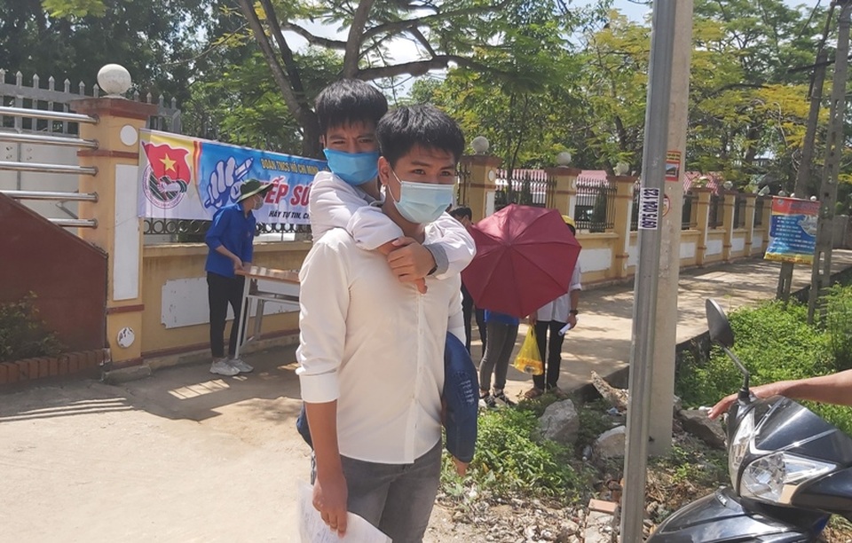 Xúc động hình ảnh nam sinh cõng bạn vào phòng thi tốt nghiệp THPT - 4 Xúc động hình ảnh nam sinh cõng bạn vào phòng thi tốt nghiệp THPT - 4