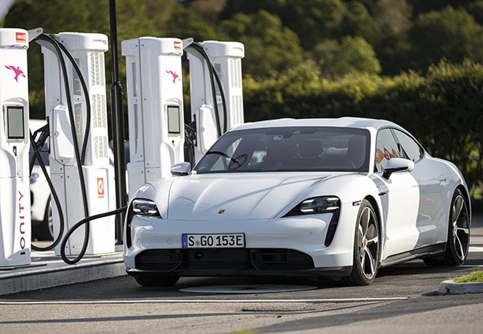 Porsche triệu hồi xe Taycan trên toàn thế giới do nguy cơ chết máy đột ngột - 1 Porsche triệu hồi xe Taycan trên toàn thế giới do nguy cơ chết máy đột ngột - 1