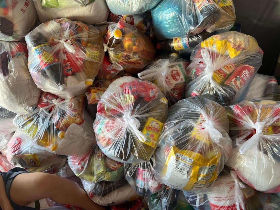 Người Yên Bái chở 32 tấn hàng, xúc từng lon gạo cứu trợ vùng lũ Quảng Bình - 2