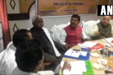 Chính trị gia Ấn Độ cầm giày đánh nhau ngay trên bàn họp