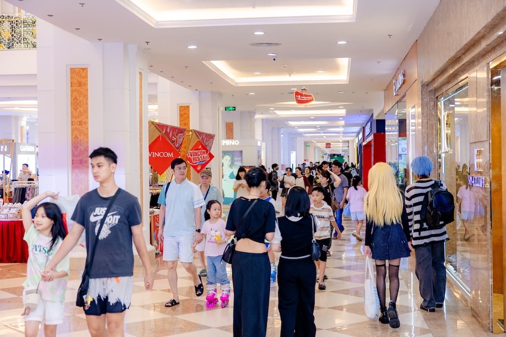 Vincom Red Sale Vincom Red Sale “khuấy đảo” thị trường bán lẻ mùa hè 2025 - 4