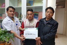 Bạn đọc giúp đỡ hàng chục triệu đồng cho người phụ nữ không biết tiếng Kinh chữa bệnh