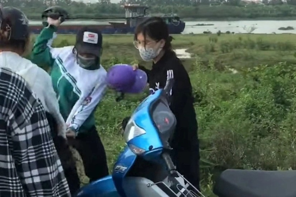 Vụ nữ sinh dùng dao, túyp sắt hỗn chiến như phim: Do mâu thuẫn học tập - 2 Vụ nữ sinh dùng dao, túyp sắt hỗn chiến như phim: Do mâu thuẫn học tập - 2