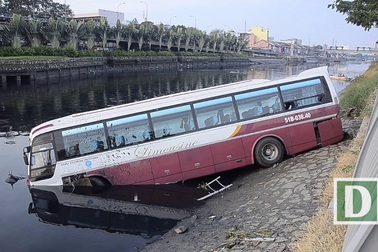 Xe khách lao xuống kênh ở Sài Gòn