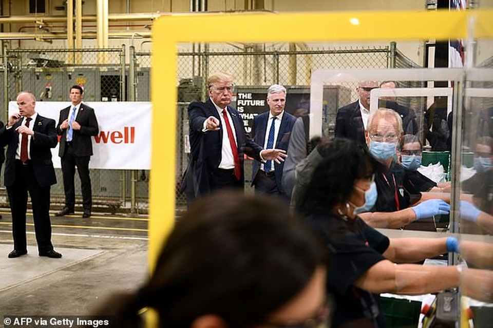 Ông Trump không che mặt khi thăm nhà máy sản xuất khẩu trang - 1 Ông Trump không che mặt khi thăm nhà máy sản xuất khẩu trang - 1