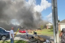 Máy bay quân sự Mỹ lao xuống khu dân cư, 2 người thiệt mạng