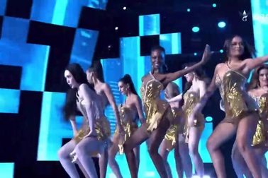 Yến Nhi và các thi sinh Hoa hậu Hòa bình Quốc tế đồng diễn