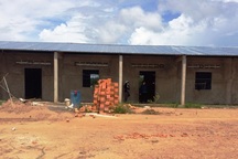 Học sinh rèn chữ trong “hộp tôn” sắp được vào trường mới