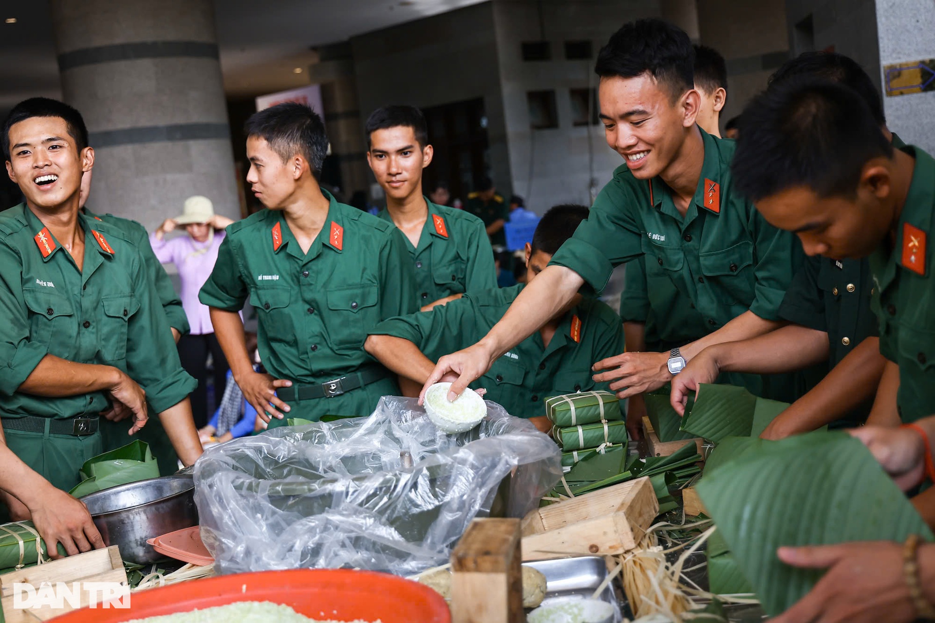 Hundreds of people compete to wrap Chung cakes to commemorate King Hung in Ho Chi Minh City - 9