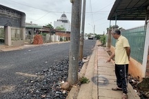 Thi nhau đổ lỗi vụ kỳ lạ hàng chục cột điện nằm "chình ình" ngay trên đường