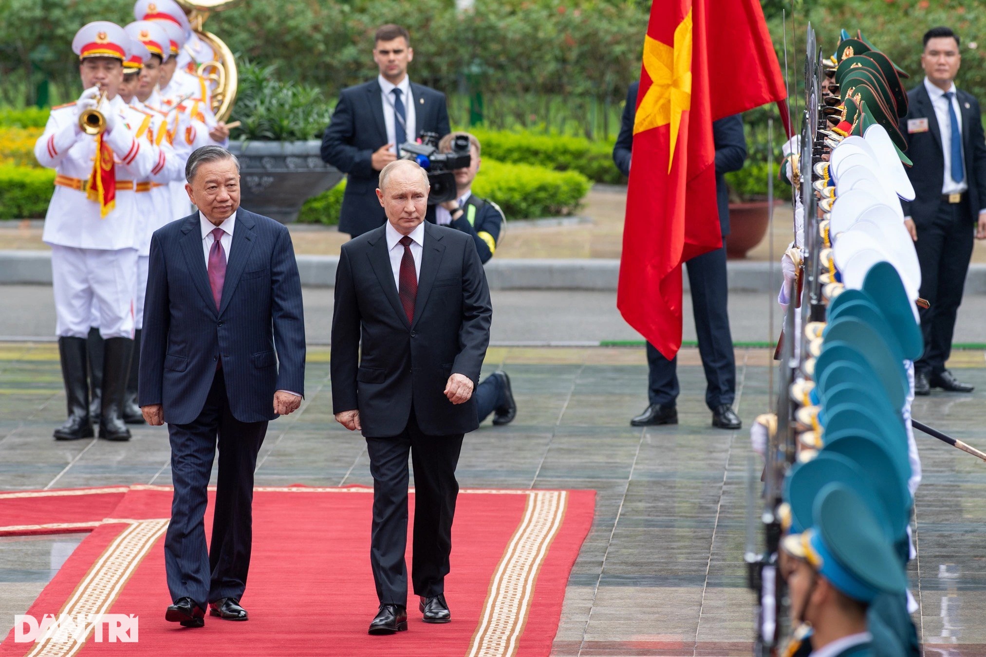 View - Việt Nam bắn 21 phát đại bác chào mừng Tổng thống Nga Putin | Báo Dân trí