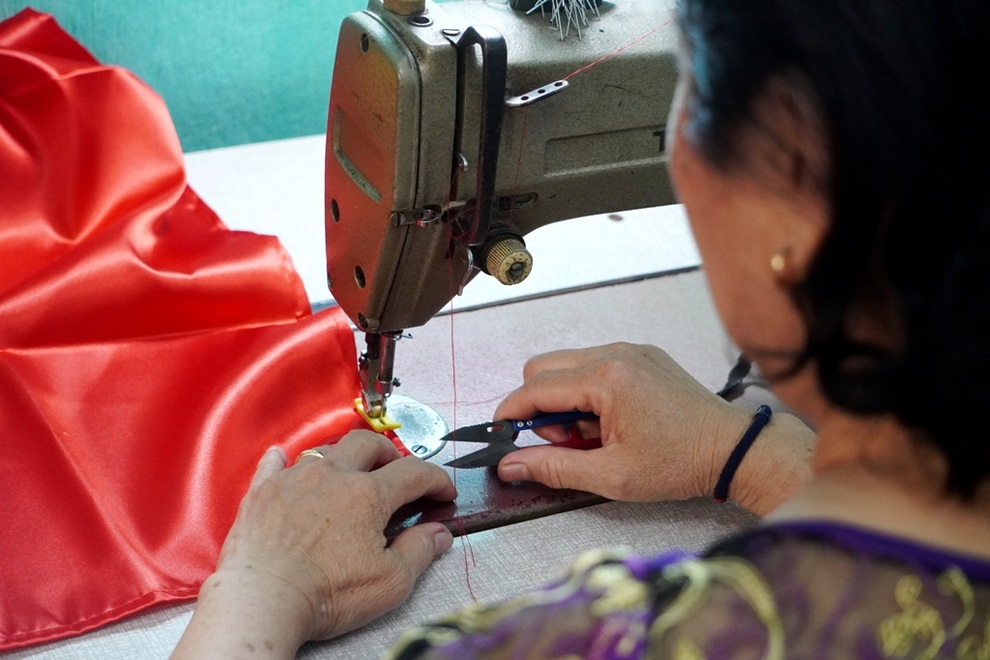 Gia đình 3 thế hệ gần 40 năm may cờ Tổ quốc - 4 Gia đình 3 thế hệ gần 40 năm may cờ Tổ quốc - 4