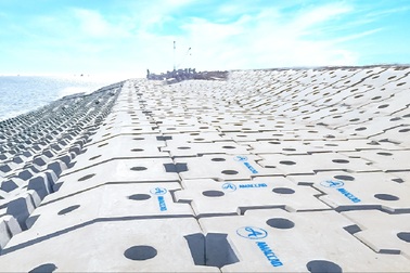 Khi kè bê tông Châu Âu Nam - AMACCAO hóa "tuyến phòng thủ" cho hạ tầng Việt