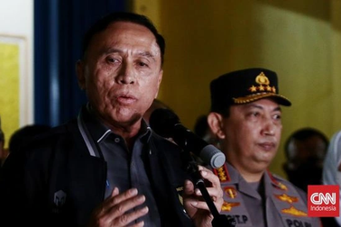 Chủ tịch PSSI chối bỏ trách nhiệm trong vụ thảm kịch của bóng đá Indonesia