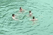 Nhóm khách Tây tắm sông ở Hà Giang khi nhiệt độ hạ hơn 10 độ C