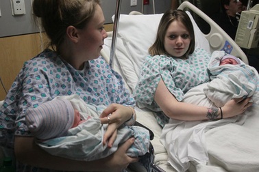 Hai chị em sinh đôi sinh con cùng ngày