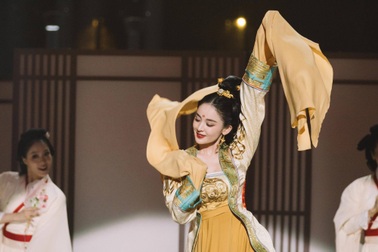 Mê mẩn vẻ ngoài "tuyệt thế giai nhân" của "Điêu Thuyền" Cổ Lực Na Trát