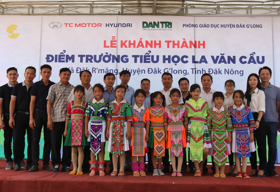 Hàng chục phòng học, cây cầu Dân trí được xây dựng trong 15 năm qua - 13 Hàng chục phòng học, cây cầu Dân trí được xây dựng trong 15 năm qua - 13